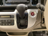 CVT車のセレクトレバーです。低速から高速まで、変速ショックのないスムーズな走りを実現するとともに、エンジン効率のよい領域を維持することで燃費にも貢献します。