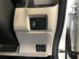 【片側電動スライドドア】リモコンや運転席のスイッチ操作のほか、ドアハンドルを少し引くだけでリアドアが自動開閉します♪