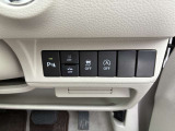 運転席足元のボタンの様子です。