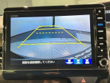 リバースギアに入れるだけで後方の表示へ切り替わります。夜間や雨の日の駐車も楽になりますよ。