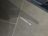 オプション設定のPORSCHEロゴLEDドアカーテシーライトが装着されております。