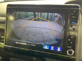 【バックカメラ】駐車時に後方がリアルタイム映像で確認できます。大型商業施設や立体駐車場での駐車時や、夜間のバック時に大活躍!運転スキルに関わらず、今や必須となった装備のひとつです!