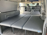 思いっきり遊んだ後は、車内でゆったり快適に過ごせます。フルベッドスタイル