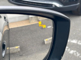 【ブラインドスポットモニタリング】走行中、ドアミラーの死角になりやすい箇所に後続車が接近するとサイドミラー付近に警告を表示、ドライバーに注意喚起をしてくれます。
