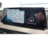 高精細ワイド・ディスプレイ: 視認性に優れた大型タッチパネルを採用。ナビゲーションだけでなく、エンターテインメント機能も鮮明に表示します。