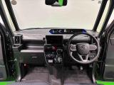 360&deg;UV&IRカット機能ガラス採用。見易い計器類と運転し易いレイアウトのドライビングポジションは、極細Aピラーの採用で視角も少なく前方&左右の見切りが良く安心して運転できます。