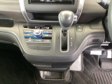 足元スッキリ、インパネシフトです。パーキングブレーキはフットブレーキタイプなので、運転席と助手席の間がスッキリしています。