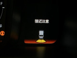 パーキングセンサーシステムは走行中に障害物が迫ると音と表示でお知らせ、低速走行時時の安心感を高めます