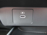 運転席にはType CのUSB電源ソケットが装着されております。移動中にスマホやタブレットの充電に便利です☆