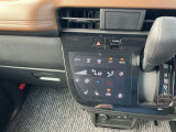 タブレット端末のようなタッチパネル式のオートエアコン採用。凹凸のない滑らかな表面で操作感を高めています。