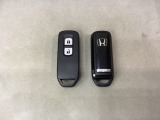 スマートキーを装備しています。鍵を差し込むことなくドアロックの開け閉めと、スタートボタン操作でのエンジンスタートができます。スペアキーも同じものを用意しております。