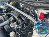 【クスコタワーバー】お車の剛性を高めるタワーバーを装備。よりスムーズなコーナリング走行が可能となり、走りも楽しめます。