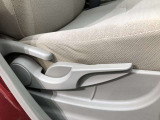 運転席シート座面は上下アジャスター付きです。お好みの位置に調整可能です。