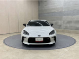 お車購入のポイントとなるフロントマスクです!シャープな目つきが印象的なデザインのヘッドランプです。