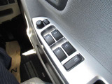 運転席ドアには各ウインドウの集中操作が可能となっています。