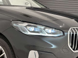 アダプティブLEDヘッドライトはステアリングを切った方向を照らします。