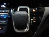 ハイブリッド車特有の小型セレクトノブは軽いタッチでスマートに操作可能です。電子制御パーキングブレーキなのでスイッチを押すだけでパーキングブレーキ解除です。