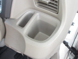 運転席と助手席にはドリンクホルダーがあります。取りやすい位置にありますからドライブも楽しくなりますね!