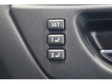 運転席シートポジションメモリーはあらかじめ登録しておいたシートポジションとともに、ドアミラーの角度を自動的に再現します。