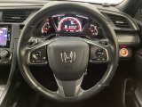 ハンドルにHondaセンシング系のクルーズコントロールやレーンキープアシストなどのスイッチと、オーディオの操作スイッチが装備されています。ハンドルから手を離さず安全に操作できます。