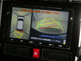 【バックカメラ】駐車時に後方がリアルタイム映像で確認できます。大型商業施設や立体駐車場での駐車時や、夜間のバック時に大活躍!運転スキルに関わらず、今や必須となった装備のひとつです!