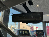 スマート・ルームミラーは、車両後方のカメラ映像をミラー面に映し出すので、同乗者や荷室に積んだ荷物などが写り込んで見にくくなりがちな車内状況や、天候などに影響されずいつでもクリアな後方視界が得られます