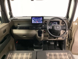 車内は光触媒抗菌消臭施工済です。インパネ周りはスタイリッシュなデザインで機能や装備も充実しています。グローブボックスやカップホルダーのほかにトレーなどたくさんの収納スペースが付いています。