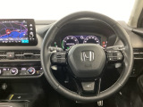 【ハンドル】運転にかかわる様々な操作を安全に行えるように視点移動が少なく操作性に配慮されたスイッチ類が凝縮されたコックピットです。