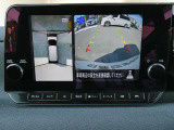 ギアを『R』に入れるとナビ画面に、まるで雲の上から覗いているような映像が映り、駐車をサポートしてくれます。