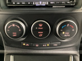温度の設定のみで快適な風量やモードなどを自動調整してくれるフルオートエアコンを装備!運転席側、助手席側で左右独立して温度調節も可能です!
