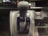 CVT車のセレクトレバーです。低速から高速まで、変速ショックのないスムーズな走りと、エンジン効率のよい領域を維持して燃費にも貢献します。サイドブレーキはスイッチ操作の電子制御パーキングブレーキです。