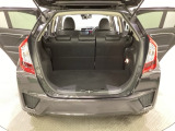 ラゲッジも広く使いやすいトランクは、開口部も広く荷物の積み下ろしもしやすいお車となっております。リアシートの背もたれは6:4の割合で分割して可倒できるので、長いお荷物などを載せることもできます。