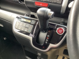 インパネシフトだから視線の移動も少なく足元もスッキリ♪運転席もゆったりしているのでゆとりを持ってドライブできますね!
