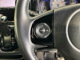 ステアリングにオーディオ操作スイッチが付いています。オーディオ画面に直接タッチしなくても操作が出来ますので、運転に集中できます。