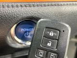【スマートキー】カバンやポケットに入れたままでもドアの施錠・解錠が可能なスマートキーを装備。エンジンのオン・オフ時もカギを取り出す必要が無いからとっても便利です♪
