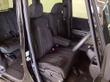 女性でも運転がしやすいように、シートの高さ調整機能(シートリフター)がついています。運転席と助手席の間が空いている為、助手席側への移動がスムーズです。交通量の多い道でも助手席側から乗り降りができます。