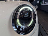 LEDヘッドライトは内側にあるため、前方に勢いを感じさせる鋭い顔つきになります。