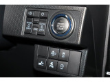 多くのスイッチは運転席右前に集約