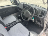 運転席はくつろぎのプライベート空間! 車内をクリーニングしてお待ちしております!