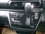 操作しやすいシフトレバーとタッチ式エアコンパネルで運転も楽々です。