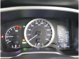 とっても見やすいメーターです。夜間時はラグジュアリーな気分にさせてくれる照明が魅力ですので、夜のドライブも楽しみになりますよ♪