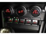左右で温度調整の出来るデュアルオートエアコン完備☆快適な車内空間で会話も弾みます♪