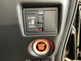 左側電動スライドドアは運転席からでも操作ができるように、ハンドル付近に開閉の操作スイッチが付いています。