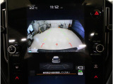 後方映像を11.6インチディスプレイに表示し、ステアリング連動ガイドラインが駐車をサポート。さらに後退時はリヤ4センサーが障害物を検知し、必要に応じてブレーキが作動します。