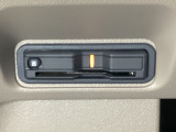 ハンドルの左下にETCがついています。高速道路の料金所の通過も楽々です。カードの取り出しもしやすい場所についています。