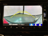 リバースギアに入れるだけで後方の表示へ切り替わります。夜間や雨の日の駐車も楽になりますよ。
