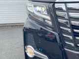 【LEDヘッドライト】悪天候や夜間走行時も良好な視界を確保し安心して運転できる高輝度LEDヘッドライトを装備!点灯速度が早く、消費電力も抑えられています。