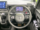 インテリアに合わせたデザインのステアリングは、運転される方のことも考え、運転しやすい形状、大きさです。是非一度、実際に触ってお確かめください。