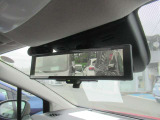 インテリジェントル-ムミラ-付です。切り替えレバーで車両後方の映像をミラーに映し出すので車内の状況や天候に左右されず、とっても見やすいです!