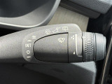【オートライト(AUTO)】外の明るさをシステムが感知して、自動でヘッドライトが点灯します。ヘッドライトをつけ忘れを防ぐ便利機能です。